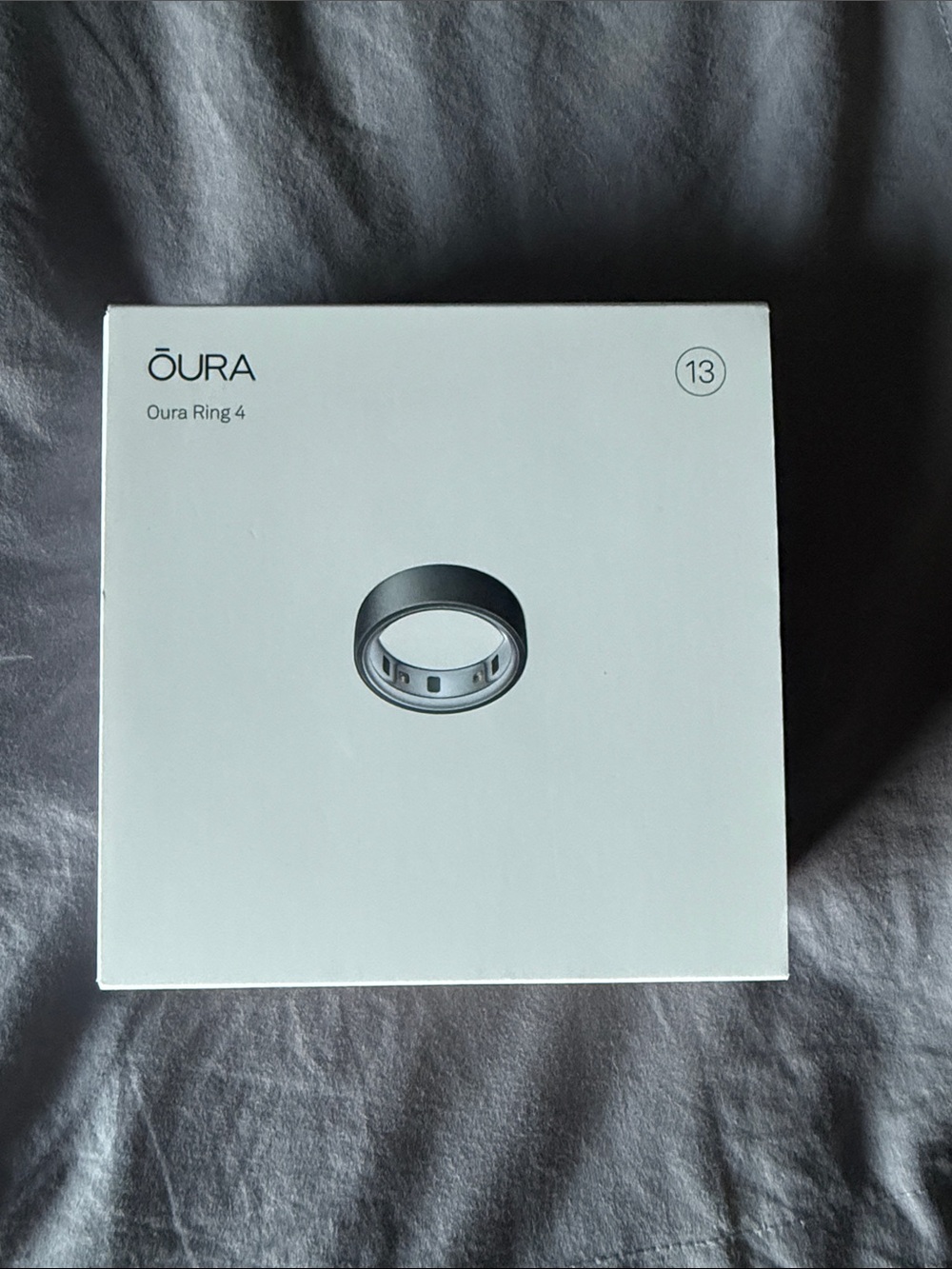 Oura Ring 4 White Box with Gray Ring Illustration